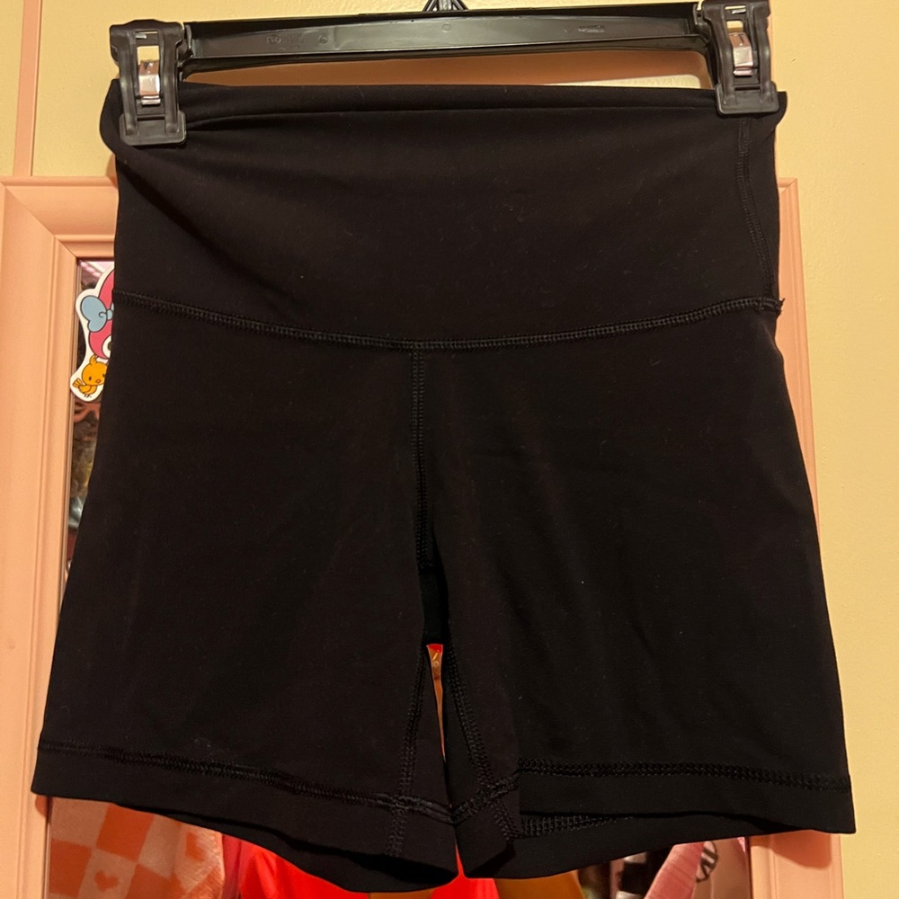 Aritzia TnaBUTTER Cheeky Hi-Rise Short 5” Black shorts